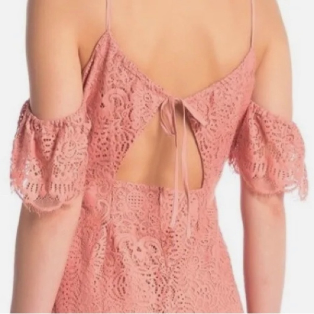 π
½π
΄π BB Dakota Lace Cold Shoulder Dress in Misty Rose, Size 4 - Picture 4 of 17